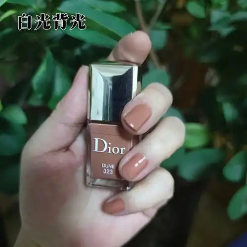 dior323指甲油不同光线下的颜色