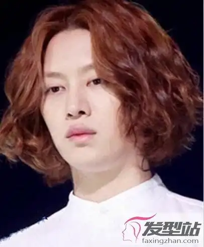 男生波浪卷发型 时尚灵动潮男必备