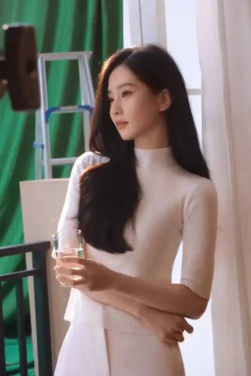 刘诗诗穿白色高领毛衣,温柔知性古典美!_气质_照片_内心