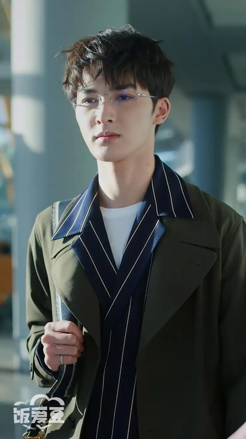 190312朱正廷北京出发, 朱正廷戴眼镜的样子也太令人心动了,气质好