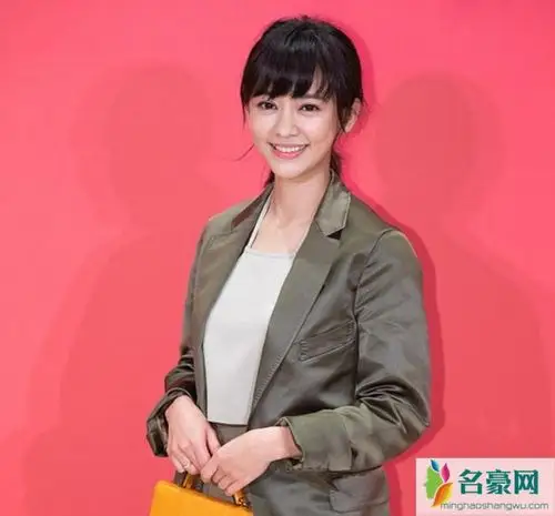 陈意涵产后首亮相 穿着墨绿西装内搭肚兜身材十分纤细