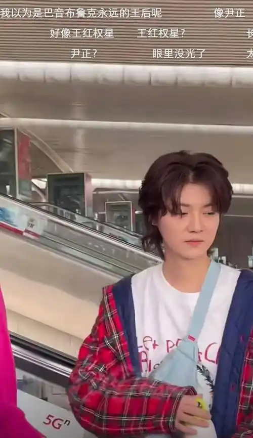 鹿晗手生烂疮被疑染病?和关晓彤多次传出婚讯,却与邓超在泳池亲密互动