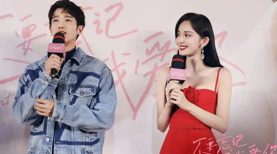 当刘以豪在电影首映礼现场求婚娜扎时,主持人也瞬间改了台词,成为了