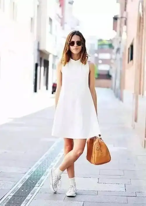 小白裙小白鞋的搭配让你变身清纯可人的氧气美女