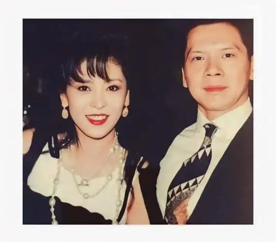 近日,向华强太太向太在微博晒出了一段三十年前由向华强拍摄的视频