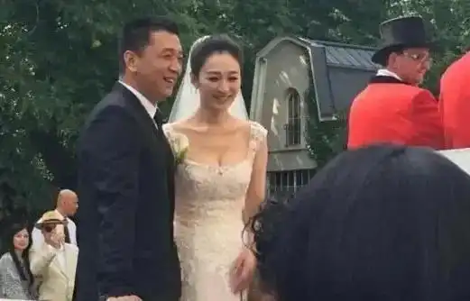 被富豪折磨4年前任砍现任20刀因为美貌李小冉的人生太遭罪