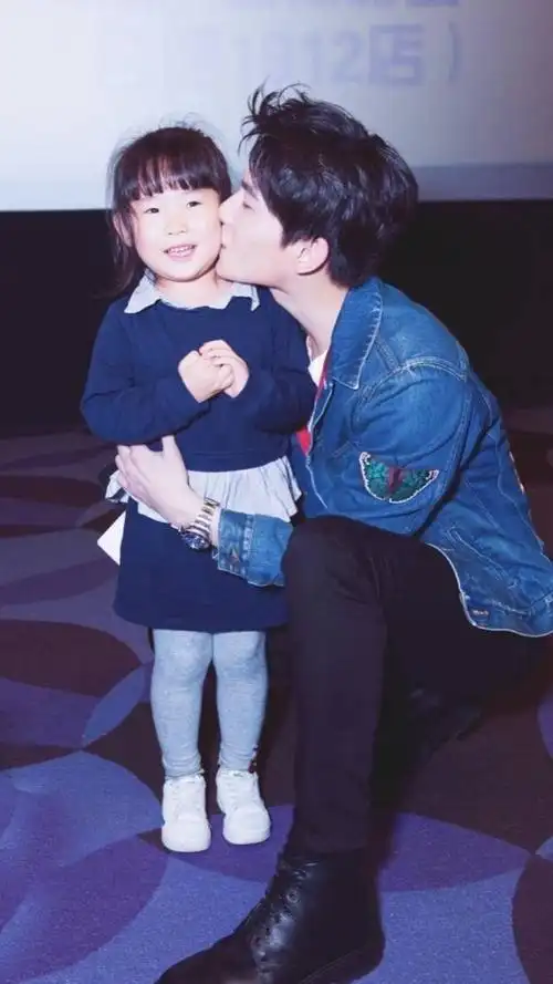 杨洋分享180212一个追星也要拼孩子的年代杨洋对着萌娃的那些宠溺瞬间