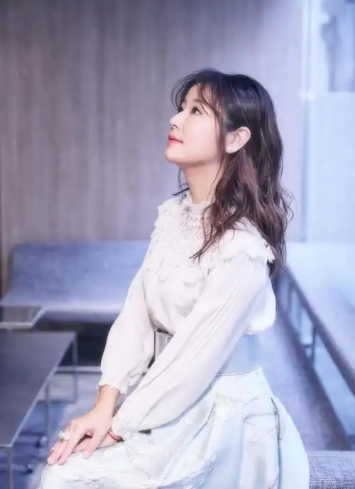 林心如一改温婉气质黑天鹅造型出席电影节霍建华同场却不合体