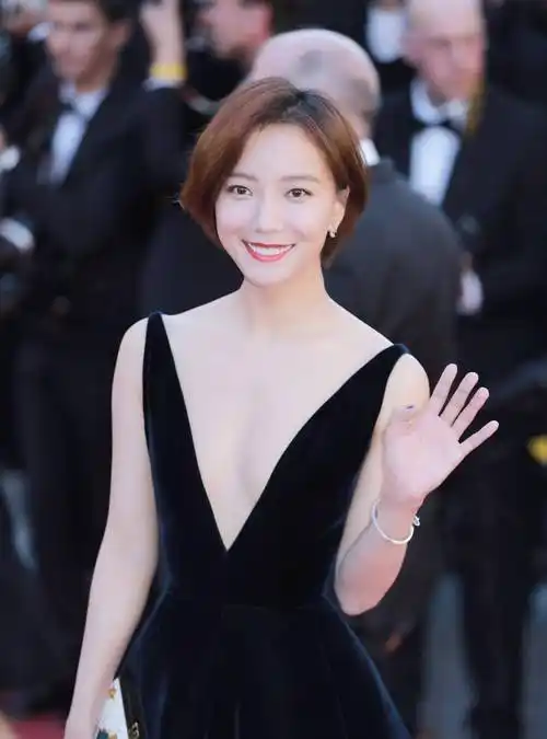 从坚定拒拍裸戏,到如今微笑半裸走红毯,王珞丹这些年都经历了什么?