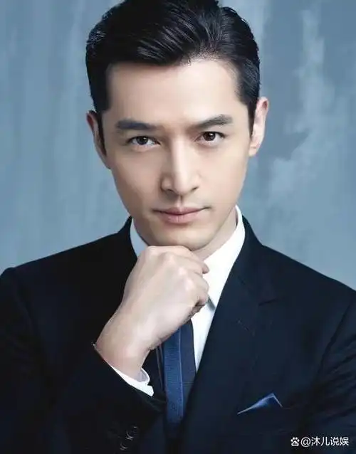 胡歌,一个家喻户晓的男明星,因其帅气外表和精湛演技,被誉为"顶流男神