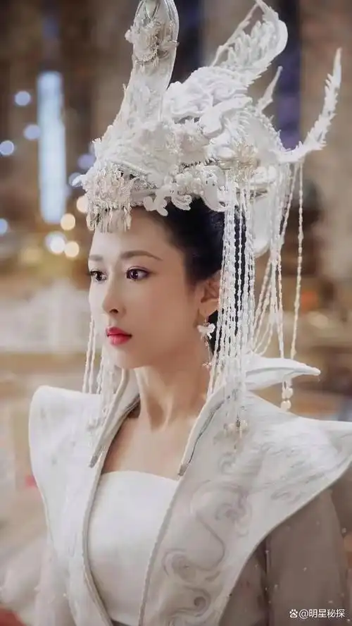 当红毯铺展,古韵悠扬,十位90后女星的古装婚服造型,如一幅幅流动的