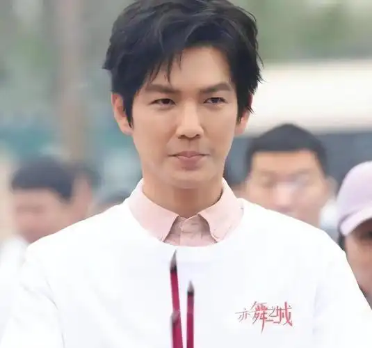 肖战逃过一劫,但49岁钟汉良却惊艳众人,牺牲有点大啊