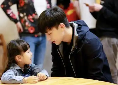 邓伦女儿小山竹,5岁上综艺被骂"心机",4年了,现状如何?