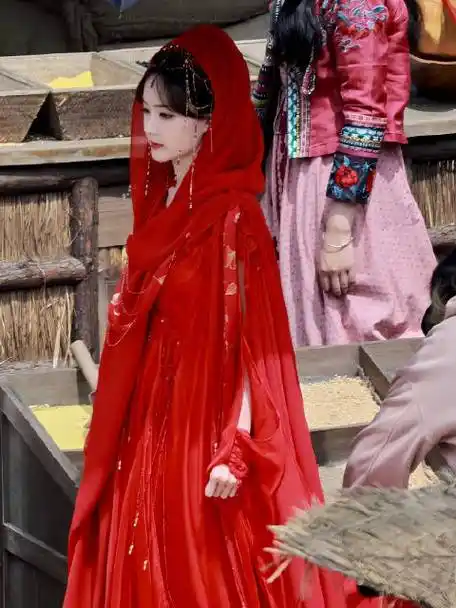 李一桐清瞳红衣路透