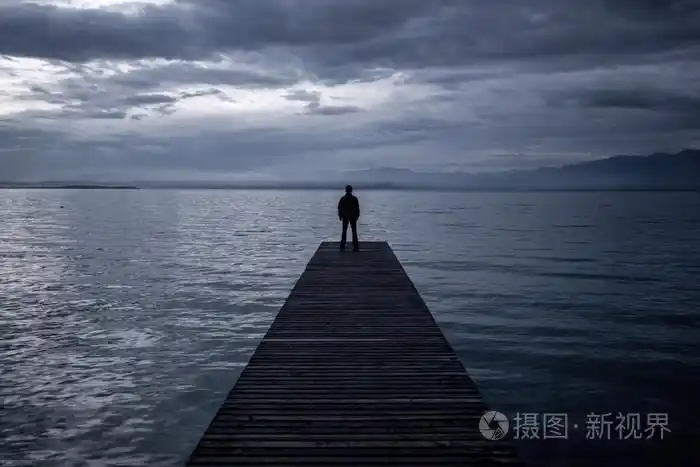 孤独的人站在码头上照片-正版商用图片1lvclr-摄图新视界