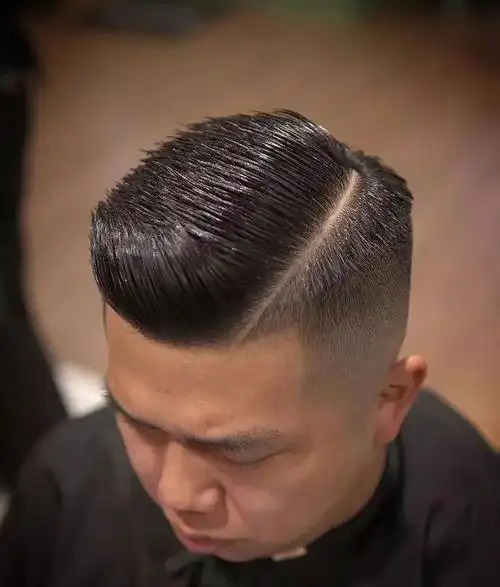 自带一种潇洒中透着利落的酷劲,是古早英伦小混混最喜欢的发型之一 .