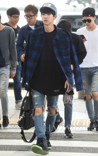 exo组合成员朴灿烈8月16日韩国仁川机场街拍 (飞中国南京)