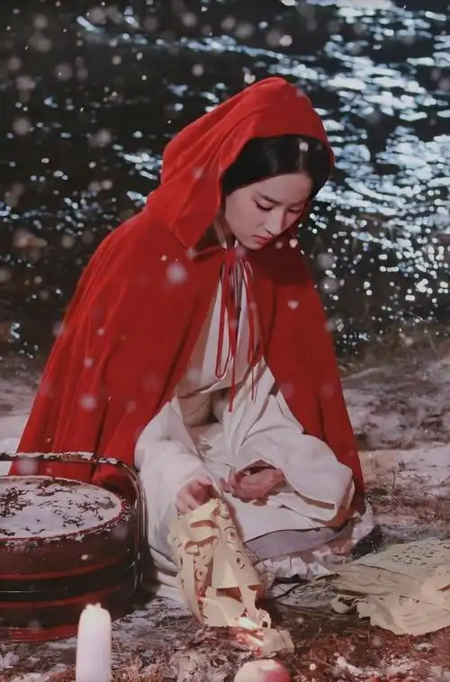 刘亦菲《铜雀台》灵雎,红衣如血白衣似雪,楚楚可人却藏硬骨