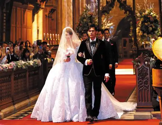 英国教堂举行婚礼当北京时间昨晚9点半,差一天就年满36岁的周杰伦与