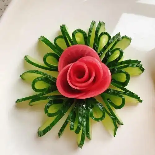 第6步,萝卜片摆好(如果没有萝卜片,可以把黄瓜摆成小一点的圆形,中间