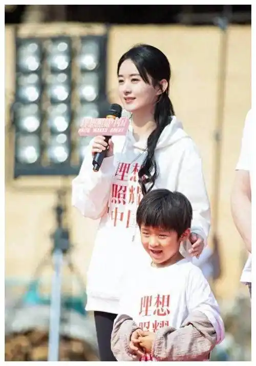 最近,网上流传着一组照片,赵丽颖带着她的宝宝在公园里玩耍.