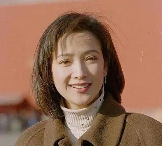 还记得第一古典美人何晴吗?90年代一炮而红,挂历售出60万件