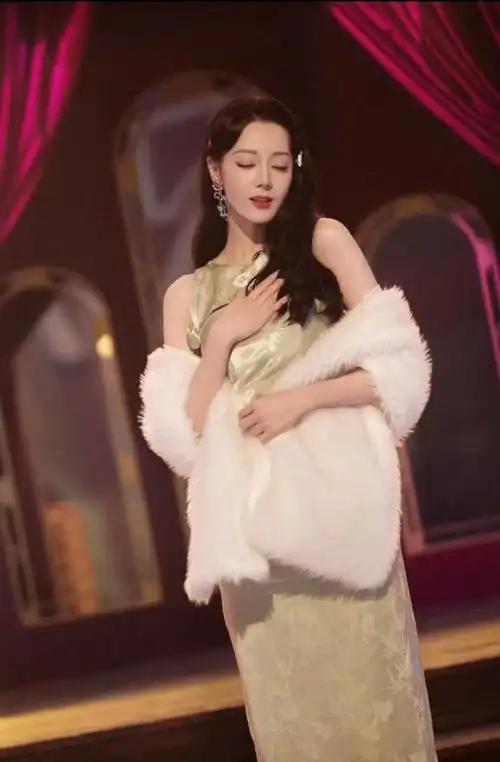 迪丽热巴旗袍