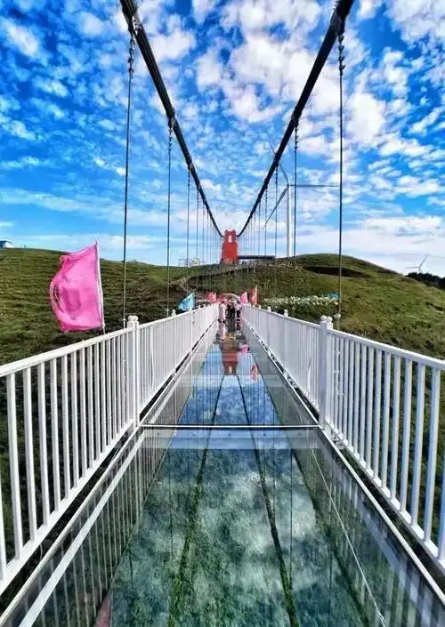 位于"湖北的张家界,三峡的九寨沟"--清江方山景区的玻璃栈道,总长度