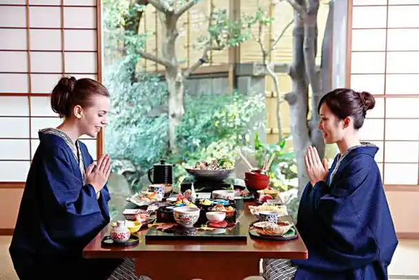 日本人吃饭时要脱鞋,要是客人有脚臭,主人应该怎么去应对呢?