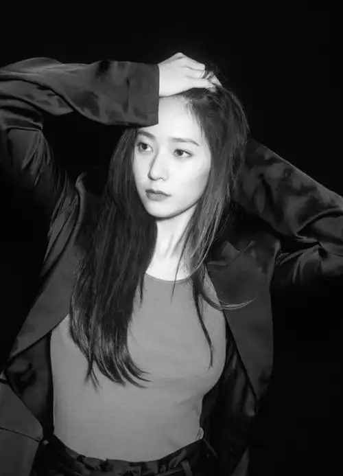 简介:郑秀晶黑白简约气质写真图片,分享一组郑秀晶图片给大家,图中的