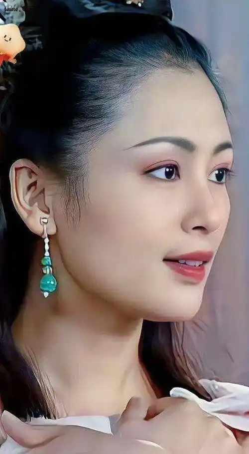 本来以为是陈红在开玩笑,直到看完陈红年轻时的照片,网友才纷纷惊叹道