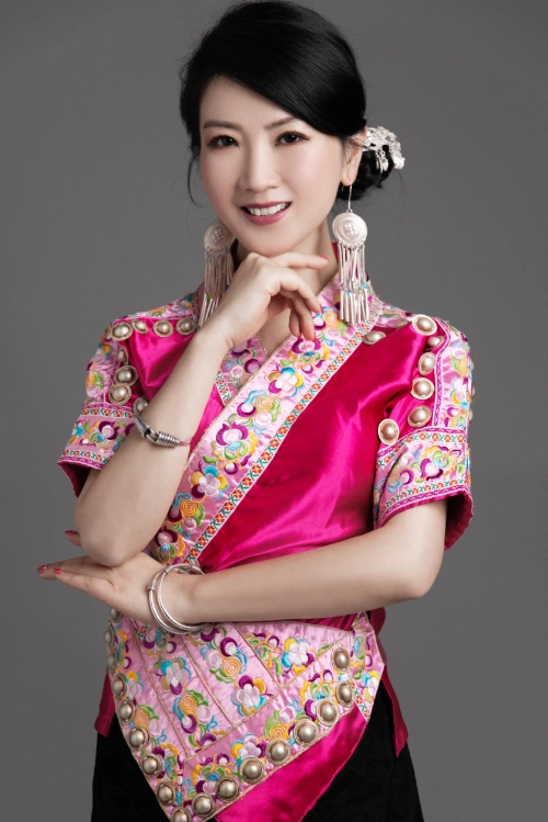 data-lemmaid="37015">贵州 /a>黄平人,苗族女歌手,第八届中国西部