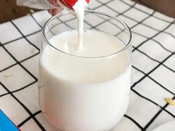 常喝牛奶与不喝牛奶的老人,有哪些差别?医生说出大实话,来看看|钙质|