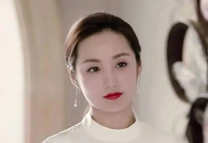 "撞脸"黄磊老婆孙莉,她演戏15年却不火,今嫁圈内隐形富豪_吕一_钱泳辰