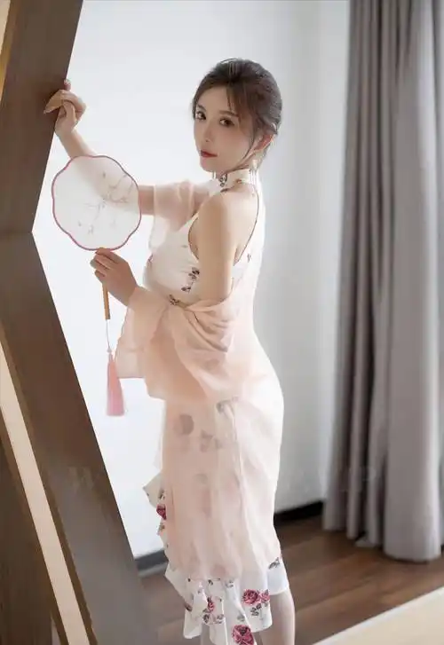 杨晨晨女神才是真的yyds_女性_旗袍_粉色