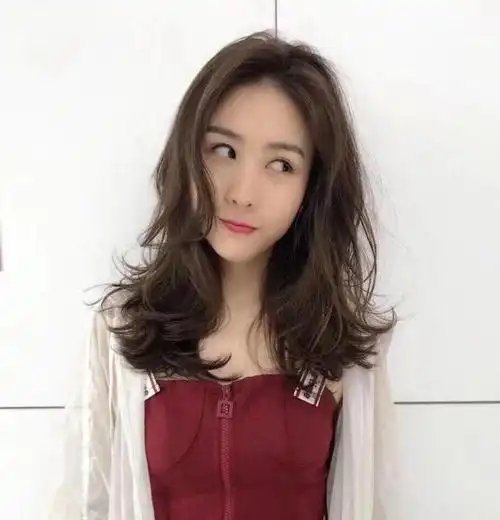 2018流行秋天烫头发可以散下来了快去做发型吧