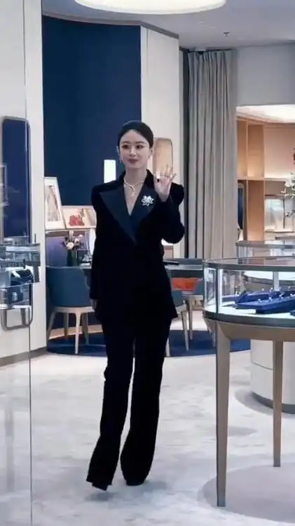 赵丽颖现身成都,眼神恍惚满脸疲惫,脚踩恨天高被嘲像微商显土气