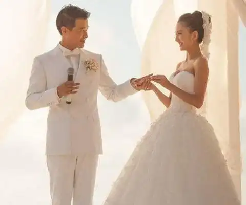 陈思诚佟丽娅于2014年1月16日在大溪地举行婚礼,在婚礼前一天,佟丽娅