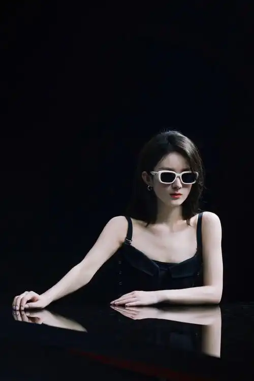 组图:赵丽颖最新时尚大片释出 戴眼镜酷拽高冷御姐范十足