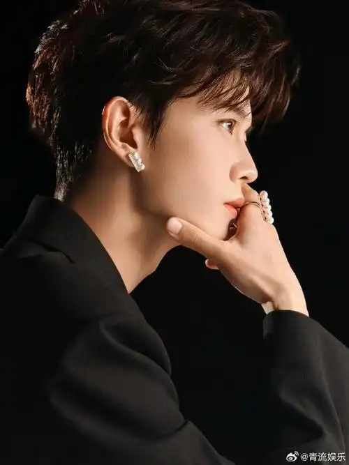 任嘉伦六一儿童节营业照#六一儿童节,@任嘉伦allen发来黑色西装誓内