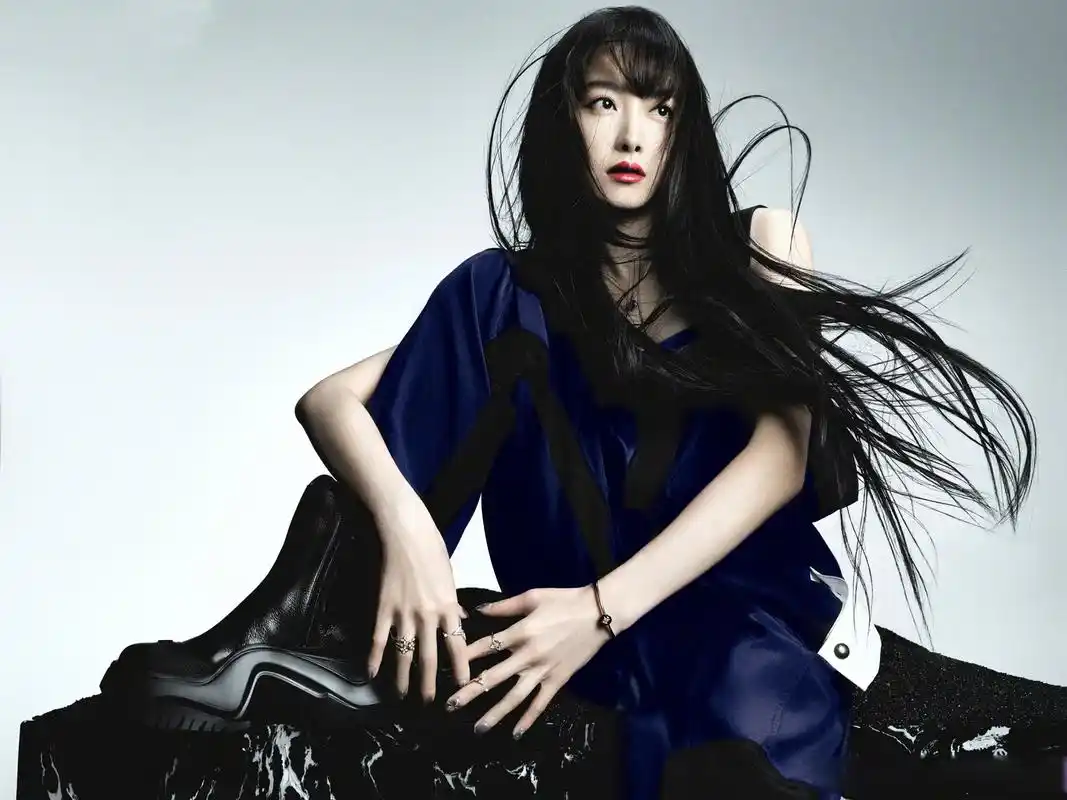 星尚人#@宋茜爆改机械姬 @宋茜 又一刊封面解锁,尝试黑色刘海长址发