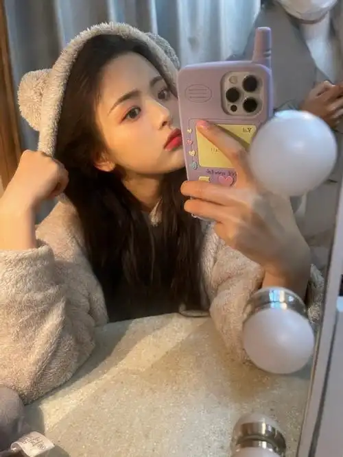 杨超越晒甜美收工对镜自拍