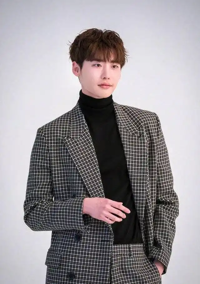 李钟硕近况曝光,外貌依旧耀眼,即将回归,期待新作