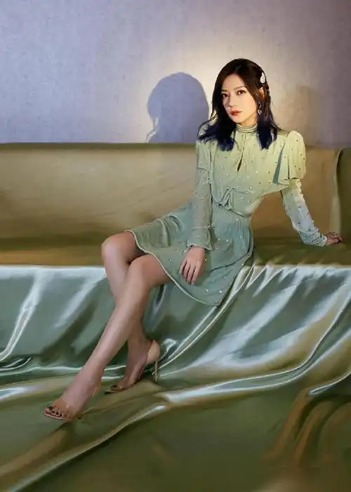 赵薇颜值回春穿绿色亮钻连衣裙不忘秀长腿奔五年龄仍有女人味