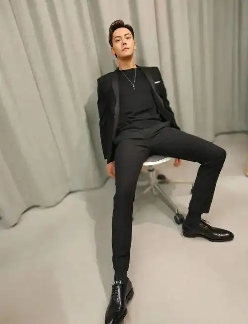 陈伟霆首次穿白t,就穿出浑身"透光感",这身材谁不爱?