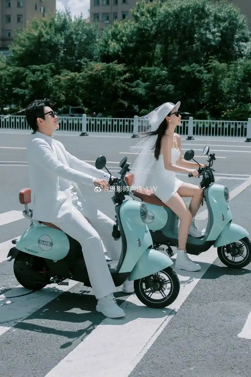 电动车婚纱照
