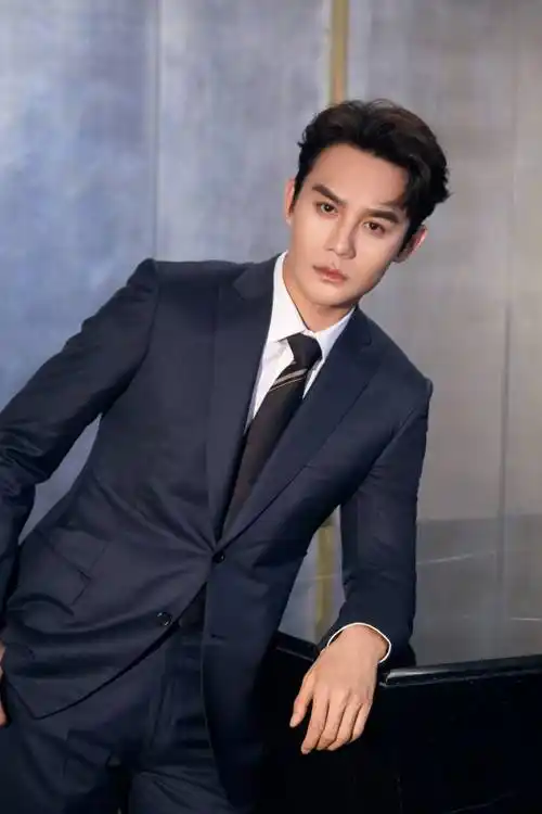 王凯冬至幽默发文新剧向风而行花絮照帅到网友