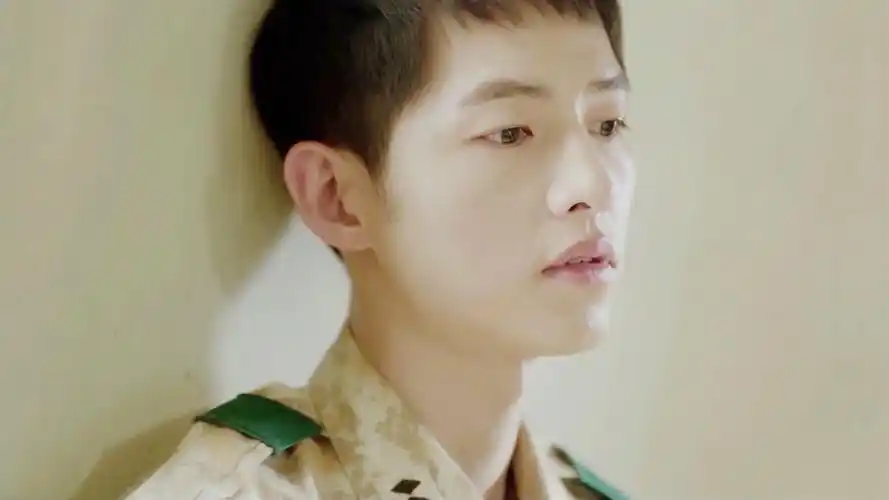 《太阳的后裔>宋仲基军装制服剧照图片桌面壁纸