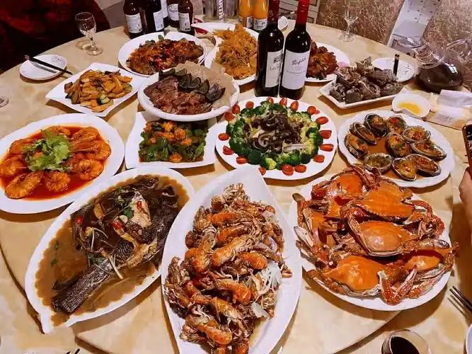 晒晒东北人的中秋家宴,海鲜大肉摆满桌,南方网友:看着就饱眼福