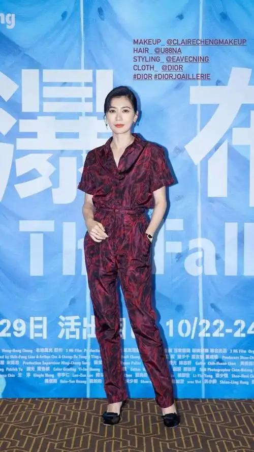 贾静雯自带高级滤镜穿蓝色一字肩长裙出席活动肤白貌美太惹眼